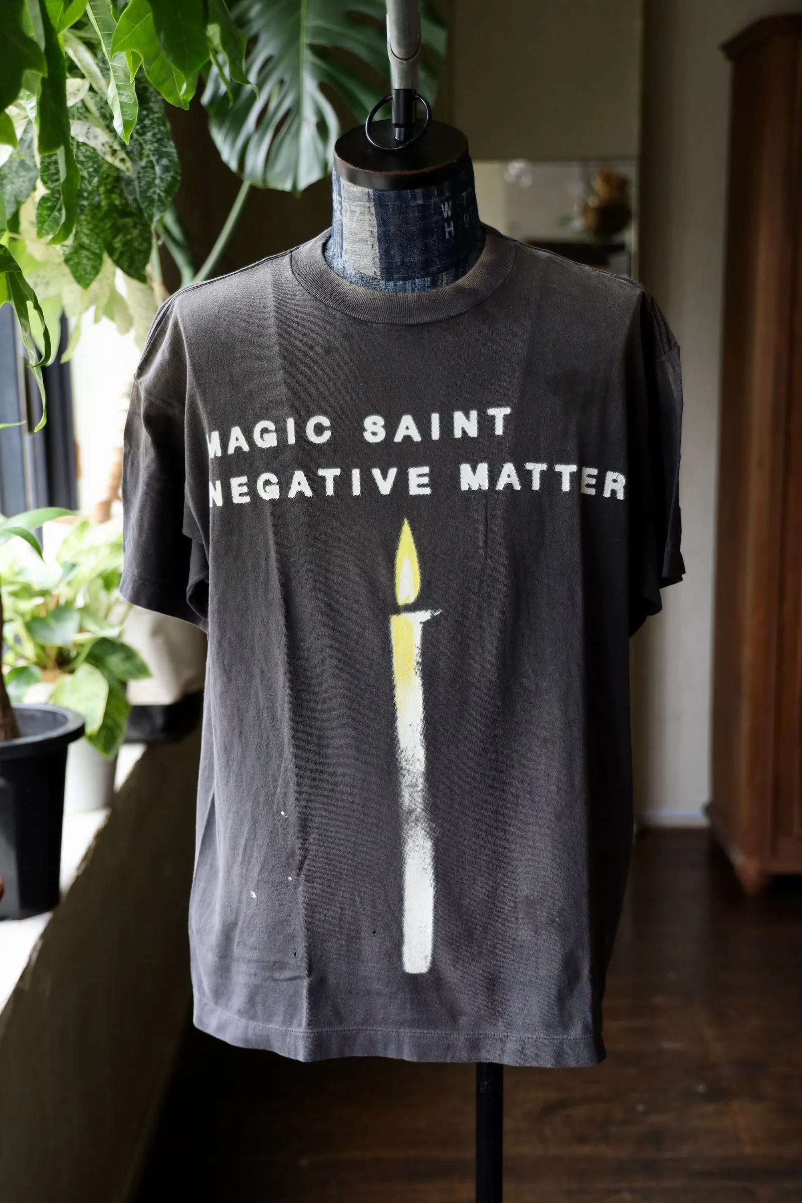 SAINT Mxxxxxx CANDLE SS TEE/BLK Slogan candle distressed TEE Little angel short sleeves on the back Washed in black S-XL Same as the original version Cylindrical side seam OE yarn fabric Garment dyeing Fade in heavy washes Fade with horse plaster on the bust Correct version matching Original version accessories Original level printing restoration